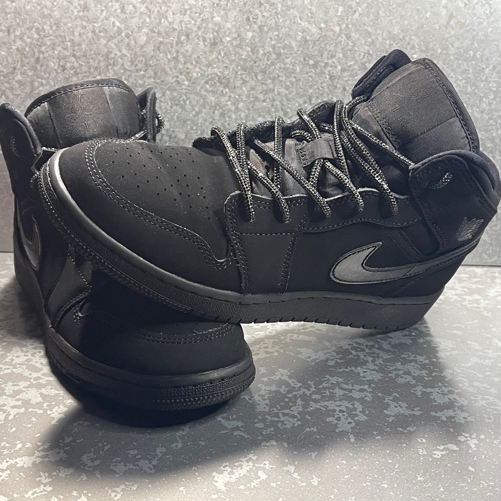 Nike Air Jordan 1 Black Out with Custom Black Rhinestone Laces! Women’s Size 7.5
